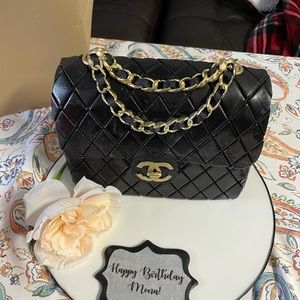 Meet your Posher, Mona